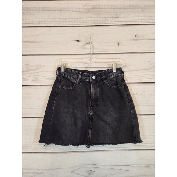 H&M Women's Denim Distressed Raw Hem Fringe Black A-Line Mini‎ Skirt Size 4 - Picture 1 of 7